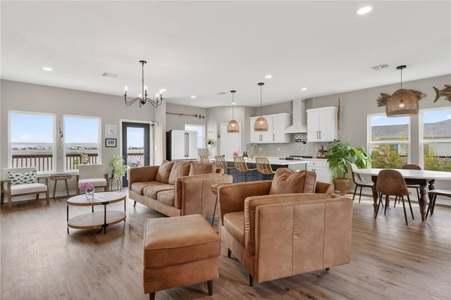 135 Lakeshore Dr, Rockport, TX 78382