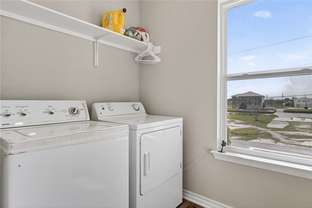 135 Lakeshore Dr, Rockport, TX 78382