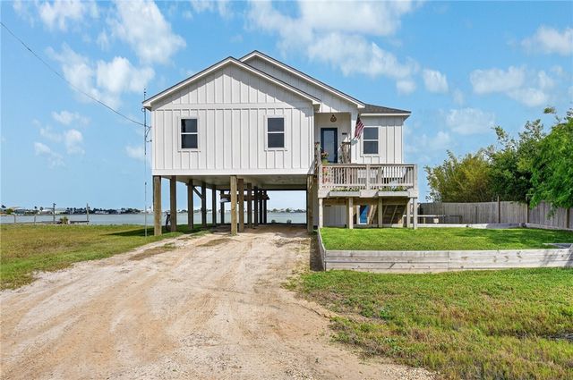 135 Lakeshore Dr, Rockport, TX 78382