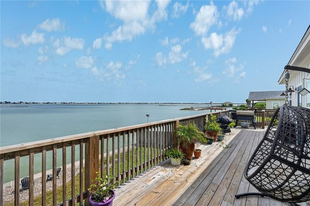 135 Lakeshore Dr, Rockport, TX 78382