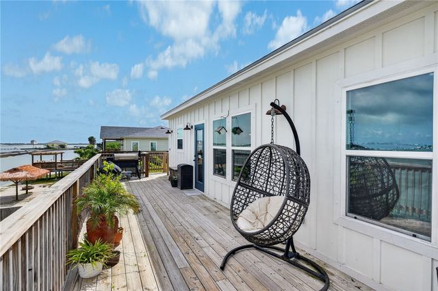 135 Lakeshore Dr, Rockport, TX 78382