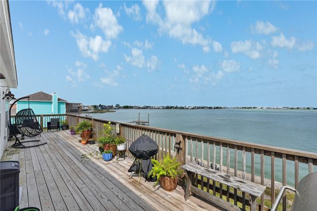 135 Lakeshore Dr, Rockport, TX 78382