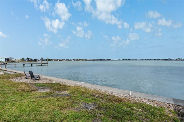 135 Lakeshore Dr, Rockport, TX 78382