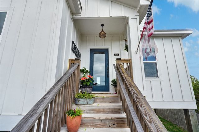 135 Lakeshore Dr, Rockport, TX 78382