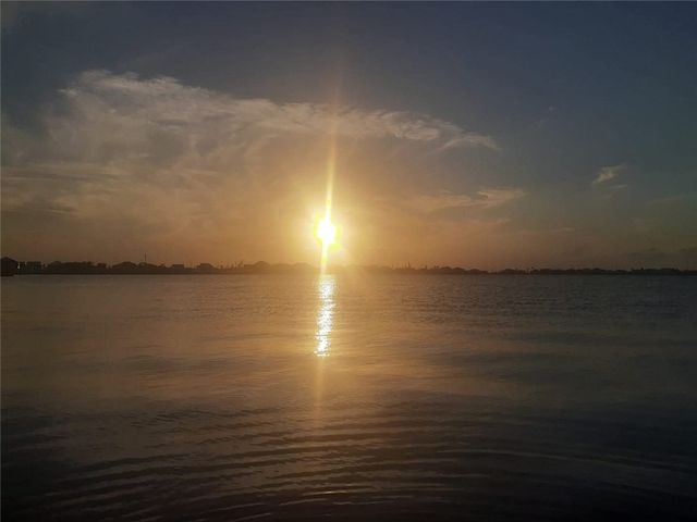 135 Lakeshore Dr, Rockport, TX 78382