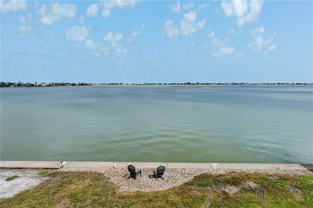 135 Lakeshore Dr, Rockport, TX 78382