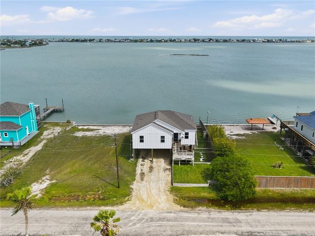 135 Lakeshore Dr, Rockport, TX 78382