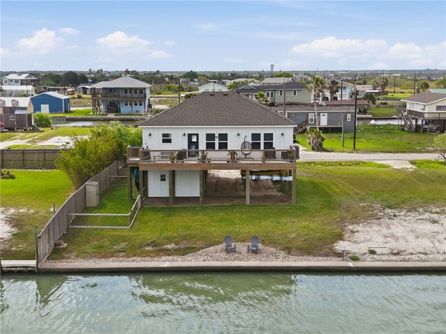 135 Lakeshore Dr, Rockport, TX 78382