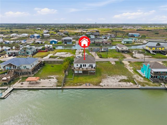 135 Lakeshore Dr, Rockport, TX 78382