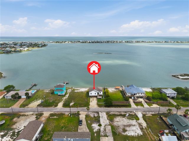 135 Lakeshore Dr, Rockport, TX 78382