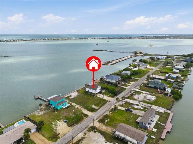 135 Lakeshore Dr, Rockport, TX 78382