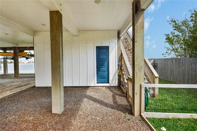 135 Lakeshore Dr, Rockport, TX 78382