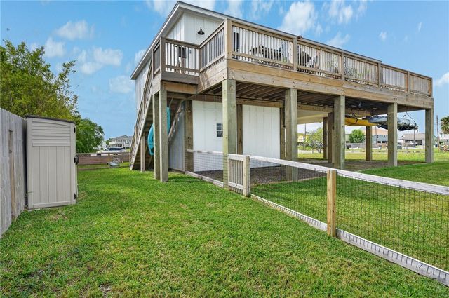 135 Lakeshore Dr, Rockport, TX 78382