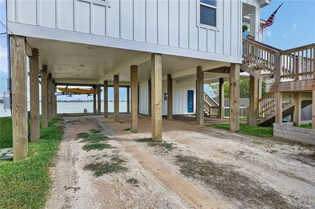 135 Lakeshore Dr, Rockport, TX 78382