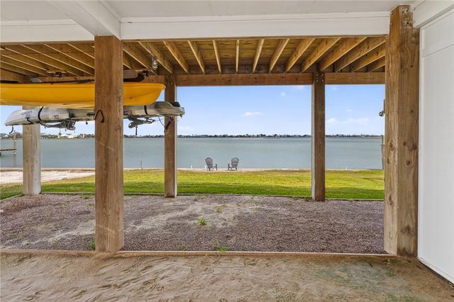 135 Lakeshore Dr, Rockport, TX 78382