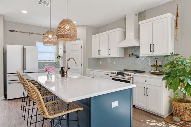 135 Lakeshore Dr, Rockport, TX 78382