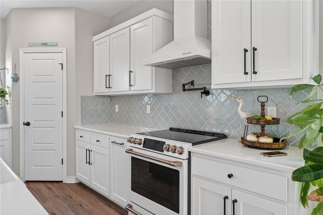 135 Lakeshore Dr, Rockport, TX 78382