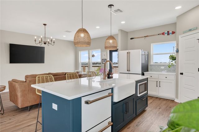 135 Lakeshore Dr, Rockport, TX 78382