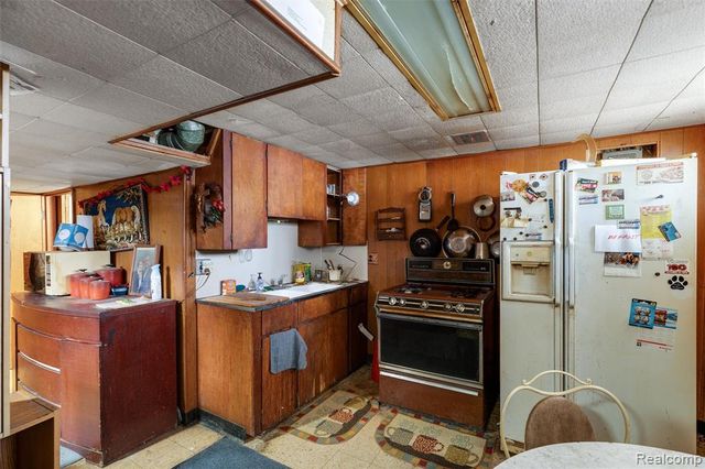 1015 W Marshall Street, Ferndale, MI 48220