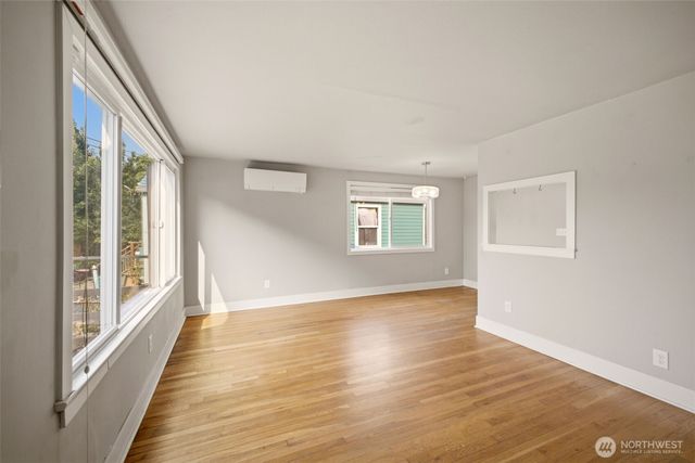 748 S Kenyon Street, Seattle, WA 98108
