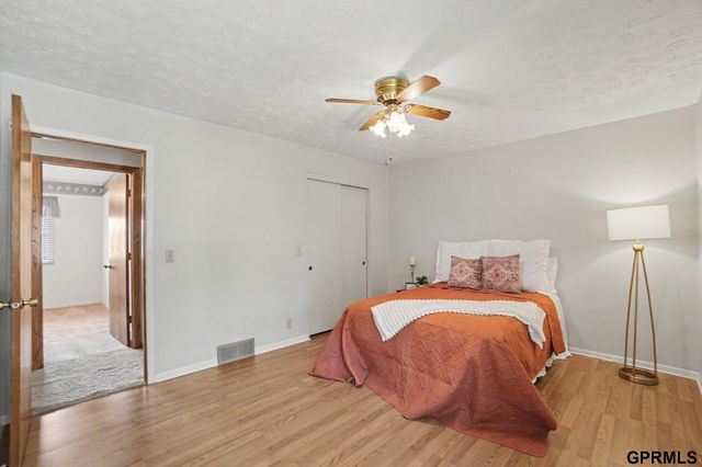 10016 P Street, Omaha, NE 68127