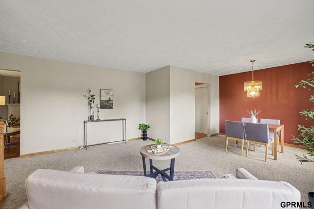 10016 P Street, Omaha, NE 68127