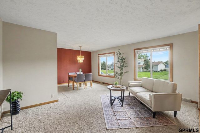 10016 P Street, Omaha, NE 68127