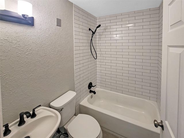 121 Wisteria Street, Lake Jackson, TX 77566