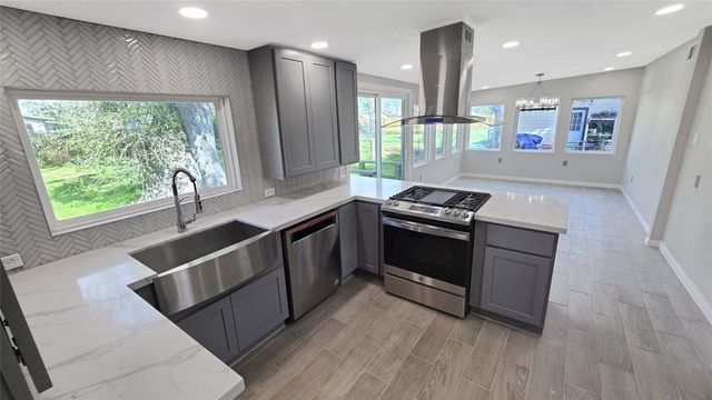 121 Wisteria Street, Lake Jackson, TX 77566
