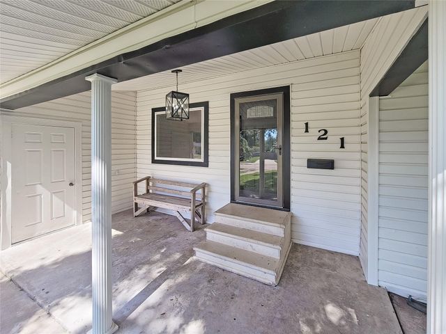 121 Wisteria Street, Lake Jackson, TX 77566