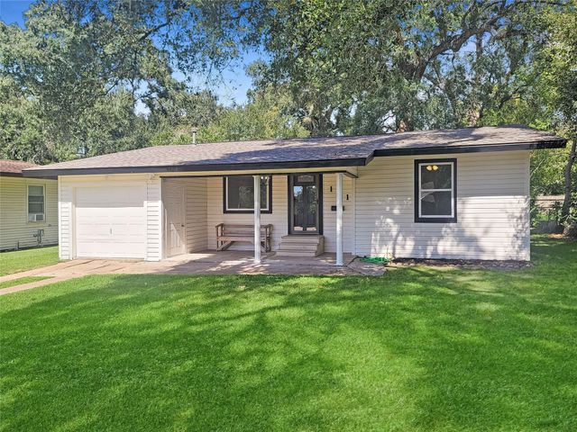 121 Wisteria Street, Lake Jackson, TX 77566