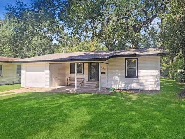 121 Wisteria Street, Lake Jackson, TX 77566