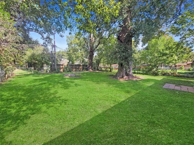 121 Wisteria Street, Lake Jackson, TX 77566
