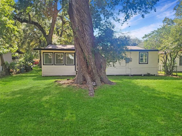 121 Wisteria Street, Lake Jackson, TX 77566