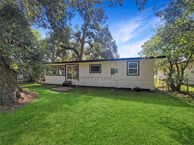 121 Wisteria Street, Lake Jackson, TX 77566