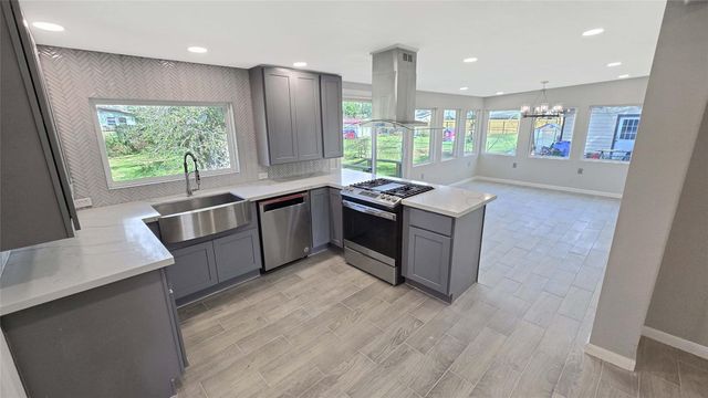 121 Wisteria Street, Lake Jackson, TX 77566