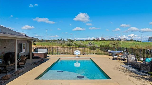 2494 Ross Dr, Valley Springs, CA 95252