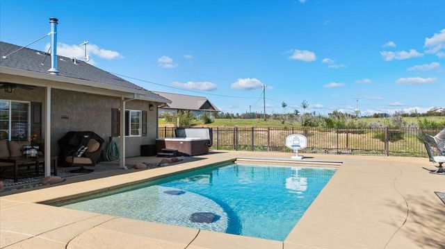 2494 Ross Dr, Valley Springs, CA 95252