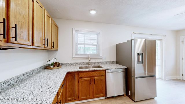 716 Glengarry Dr, Louisville, KY 40118