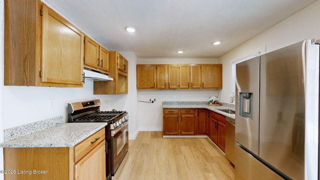 716 Glengarry Dr, Louisville, KY 40118