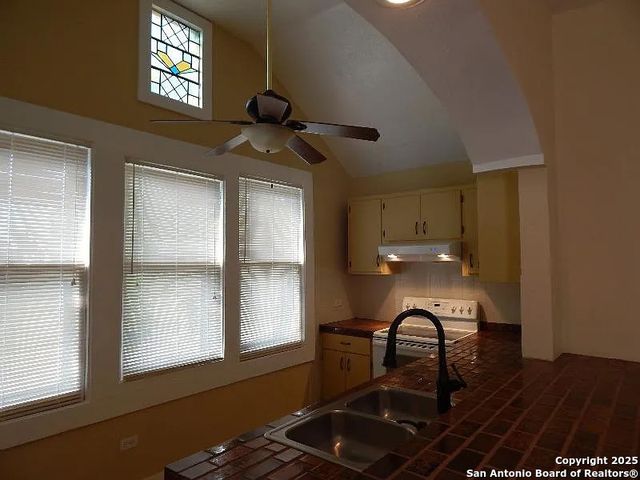 124 W MISTLETOE AVE, San Antonio, TX 78212