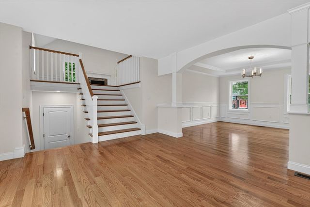 16 Skyline Dr, Billerica, MA 01821