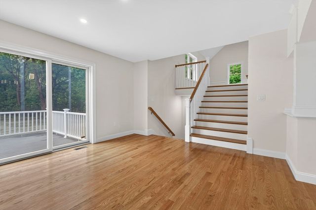 16 Skyline Dr, Billerica, MA 01821