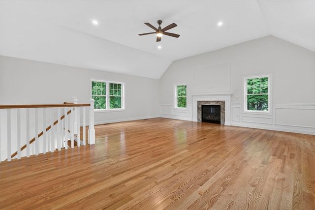 16 Skyline Dr, Billerica, MA 01821