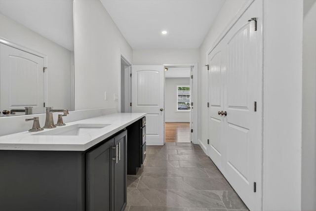 16 Skyline Dr, Billerica, MA 01821
