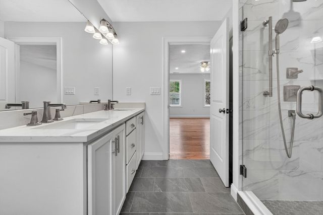 16 Skyline Dr, Billerica, MA 01821
