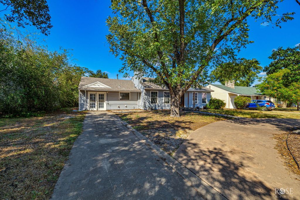 Image 1 of property listing at 2312 Live Oak Street, San Angelo, TX 76901