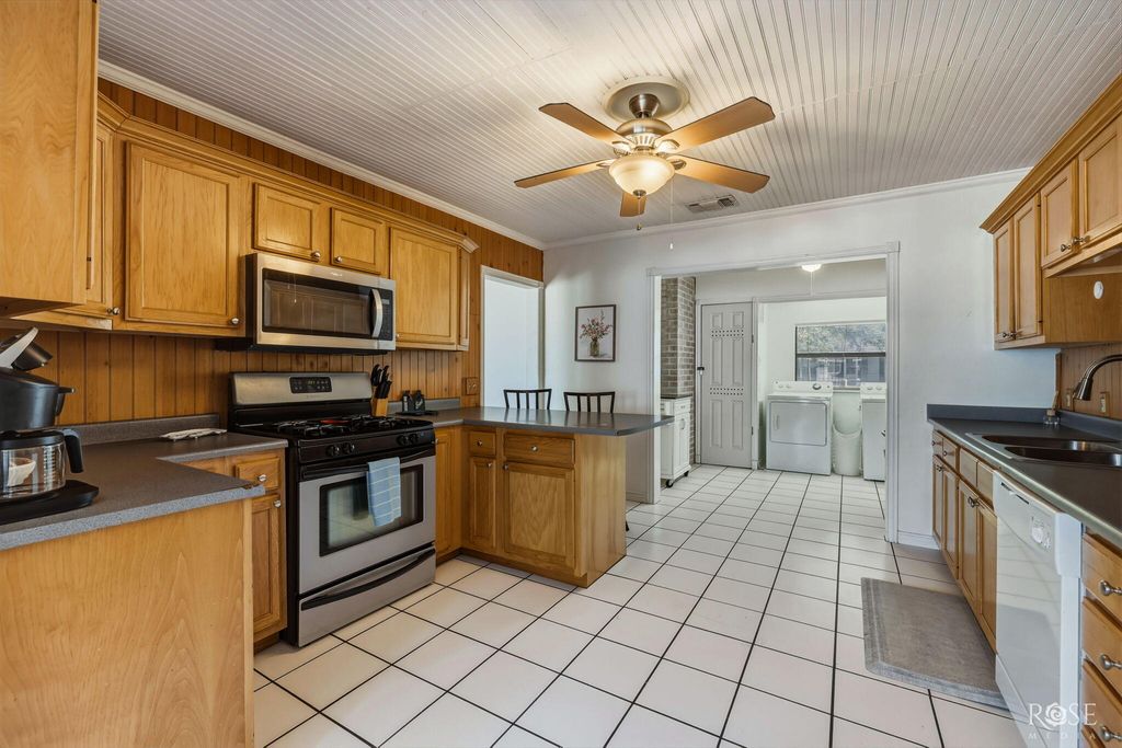 Image 14 of property listing at 2312 Live Oak Street, San Angelo, TX 76901