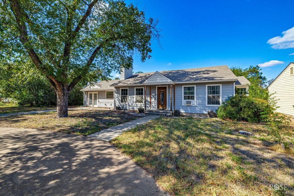 Image 4 of property listing at 2312 Live Oak Street, San Angelo, TX 76901