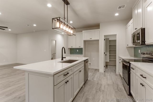 13835 E 27th Place, Tulsa, OK 74134